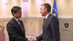 Hoyt Yee qëndron në Kosovë