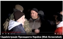 Петро Порошенко обнімає Віталія Швайка під час обміну полоненими