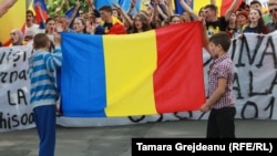 Protesters rally in Chisinau in favor of Moldova becoming part of Romania. Kaplan says the notion of the two countries unifying is a longstanding idea that is "never really off the table."