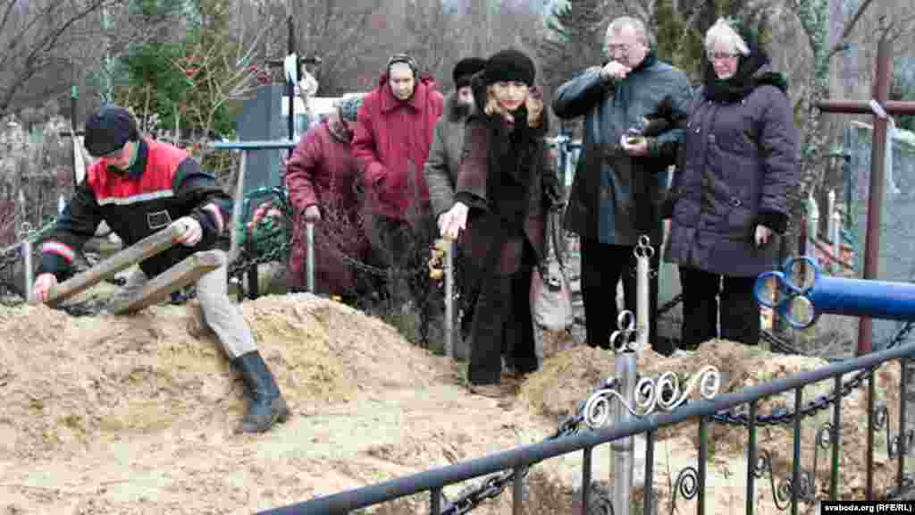 Belarus – Funeral of political prisoner Ales Byalyatski father. Svetlahorsk, Homel region, 27dec2011