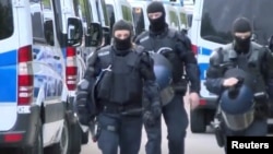 Alman polisinin miqrantlara qarşı reydi