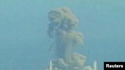 Дым от взрыва на атомной электростанции "Фукусима Даичи". 14 марта 2011 года.