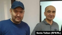 Азаматтық белсенділер Макс Боқаев (оң жақта) пен Талғат Аян өздеріне қарсы қозғалған іс бойынша сотта. Атырау, 28 қазан 2016 жыл.