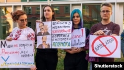 Під час акції «Ні капітуляції» біля посольства України в Німеччині. Берлін, 14 жовтня 2019 року