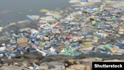 Poluare cu materiale plastice...