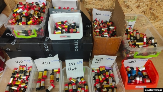 Bateritë e cigareve elektronike në rrugën drejt Ukrainës duke u ndarë sipas madhësive të ndryshme.