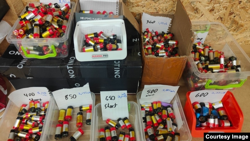 Bateritë e cigareve elektronike në rrugën drejt Ukrainës duke u ndarë sipas madhësive të ndryshme.