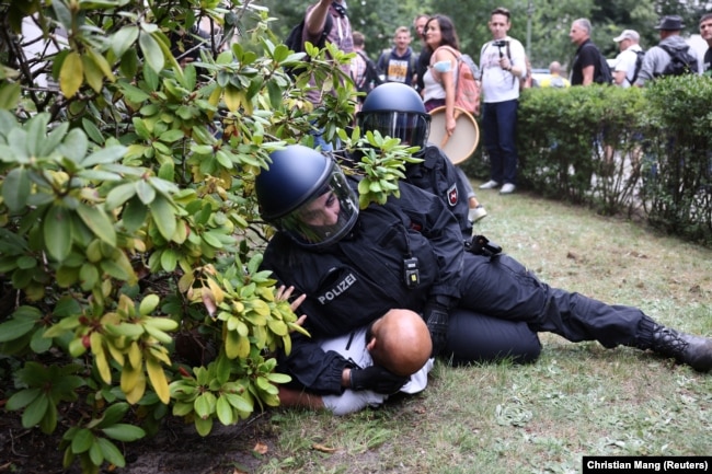 Postoje tri ili četiri velike krize sa kojima se Evropska unija istovremeno suočava, kaže Eš. Jedna od njih je vezana za korona pandemiju (na fotografiji policajac interveniše protiv demonstranata koji su protestovali zbog antipandemijskih mjera u Berlinu, avgusta 2021)