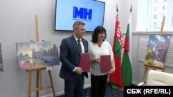 Андрэй Крывашэеў і Сьняжана Тодарава пасьля падпісаньня пагадненьня аб супрацы. Менск, ліпень 2024 году