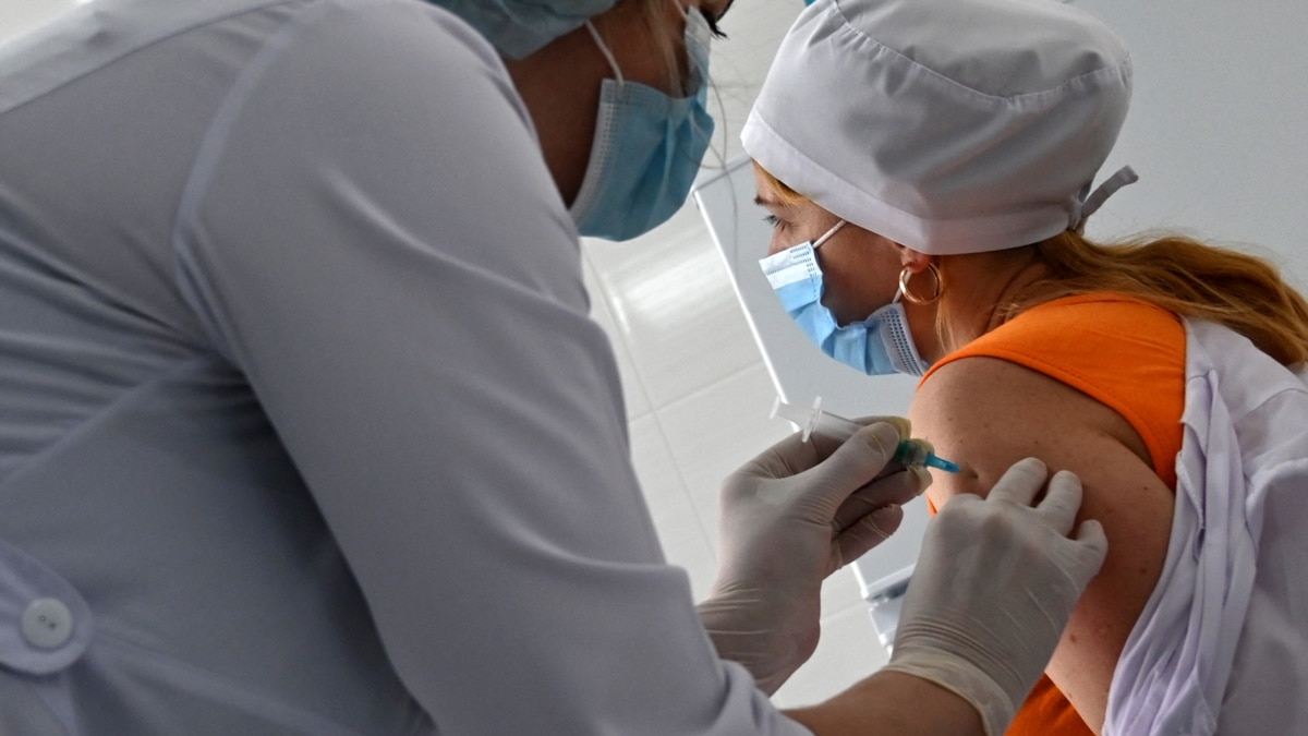 Державний експертний центр МОЗ навів дані про побічні реакції за перший місяць вакцинації