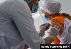 تطبیق واکسین استرازینیکا بر یک شهروند اوکراین