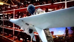 Коллаж. Военный армии РФ с БпЛА «Сарыч-2», который производят в аннексированном Крыму. На фоне – стеллаж с беспилотниками и запуск дрона