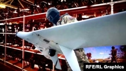 Коллаж. Военный армии РФ с БпЛА «Сарыч-2», который производят в аннексированном Крыму. На фоне – стеллаж с беспилотниками и запуск дрона