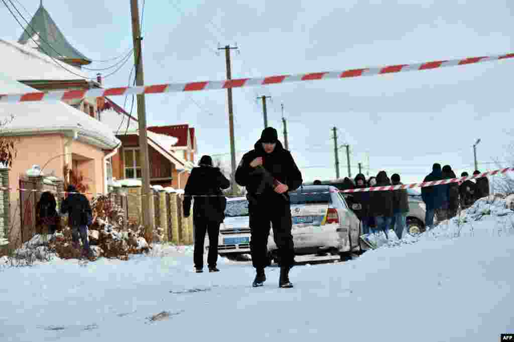 Близько 4-ї години між правоохоронцями виникла перестрілка, внаслідок якої загинули п’ятеро працівників поліції