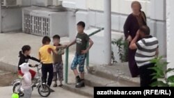 По туркменским обычаям за три дня до месяца Рамадан дети ходят по соседским домам, распевая песенку «Я-ремазан», в знак возвещения о наступлении священного для мусульман месяца