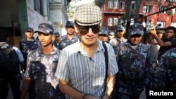 Charles Sobhraj tárgyalása után elhagyja a katmandui kerületi bíróságot 2022. december 23-án
