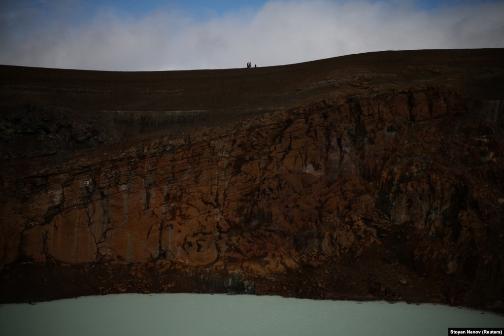 Turistët duke ecur përgjatë skajit të kraterit Viti, në Parkun Kombëtar Vatnajokull, Islandë, 10 gusht 2024.