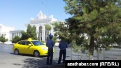 Türkmenistanyň paýtagty Aşgabadyň köçeleriniň birinde polisiýa işgärleri köçe-ýol hereketine gözegçilik edýärler.