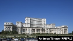 A román parlament épülete a Dealul Spirii tetején Bukarestben 2021. augusztus 31-én