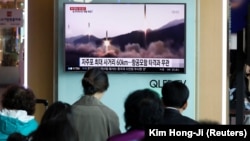 Илустрација - Телевизиски пренос на лансирање проектил во Северна Кореја. 