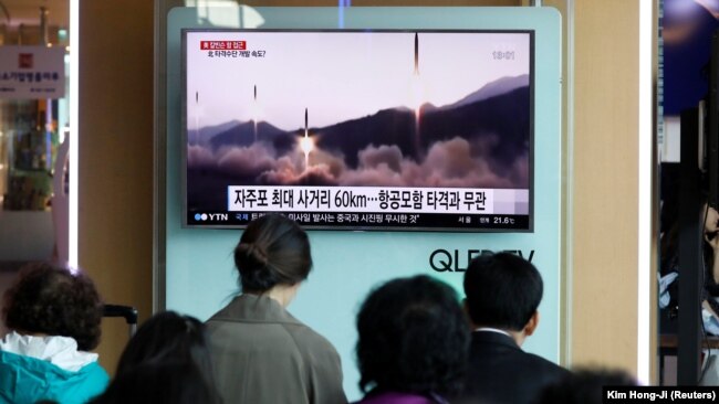 Televizioni jugkorean jep lajmin për provën raketore që ka kryer Koreja e Veriut, më 29 prill.