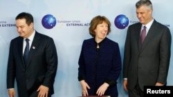 Belgjikë - Shefja e diplomacisë evropiane Catherine Ashton qeshet pas fotografimit grupor me kryeministrat e Kosovës dhe Serbisë, Hashim Thaçi dhe Ivica Daçiq në Bruksel, 13 dhjetor, 2013