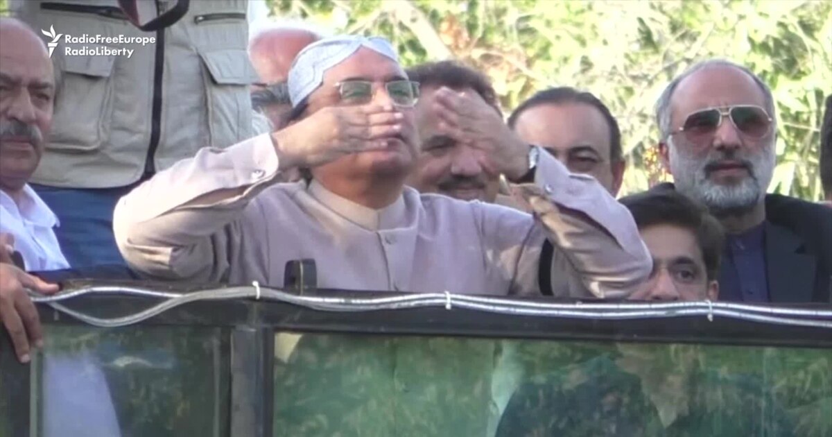 Zardari Returns To Pakistan