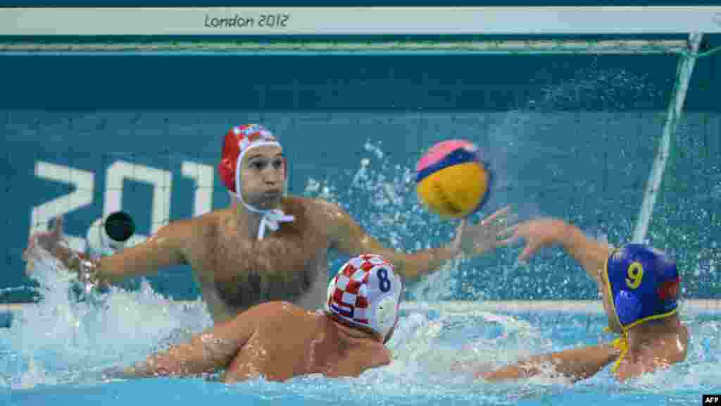 Vaterpolo reprezentacija Hrvatske plasirala se u finale turnira na Olimpijskim igrama u Londonu pošto je u polufinalu savladala Crnu Goru sa 7:5, 10. august 2012.