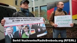 Акции против отмены российских санкций у посольства Германии в Киеве в апреле 2019 года