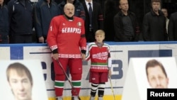 Александр Лукашенко ұлымен бірге хоккей айдынында. Минск, 8 қыркүйек 2011 жыл.