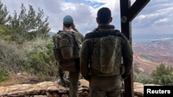 Ushtarë izraelitë shikojnë drejt Libanit nga kufiri Izrael-Liban më 7 mars, ndërsa sulmet ndërkufitare vazhdojnë.