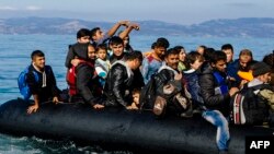 Надувная лодка с мигрантами в Эгейском море.