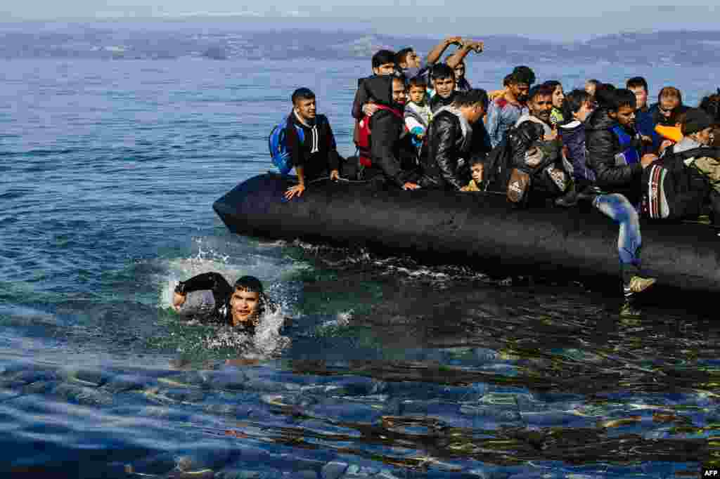 ТУРЦИЈА - Припадниците на турската крајбрежна стража почнаа акција за потрага и спасување на 10 мигранти, кои исчезнале откако денеска потона нивниот чамец во Егејското Море. Чамецот потонал крај брегот на Дикилија, во провинцијата Измир, во близина на грчкиот остров Лезбос, јави Анадолија.