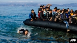 Refugiați sosesc pe insula grecească Lesbos într-o barcă de cauciuc, după ce au traversat Marea Egee venind din Turcia. 13 octombrie 2015.