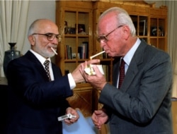 ملک حسین (چپ) و اسحاق رابین در حاشیه امضای توافق صلح در ۱۹۹۴