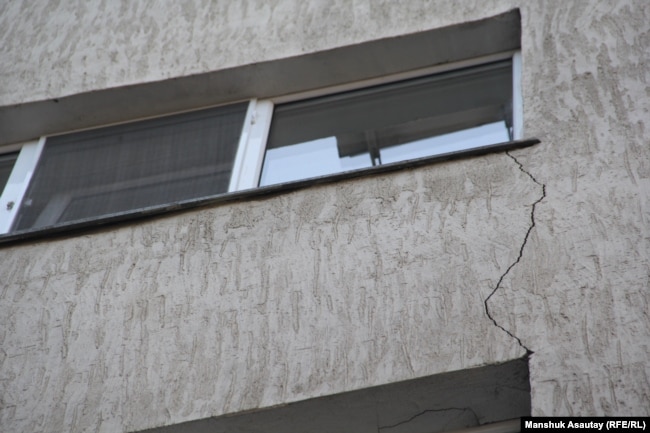 Алматының Зерделі (бұрын Алғабас деп аталған) ықшамауданындағы қисайған көпқабатты тұрғын үйдің жарылған қабырғасы.