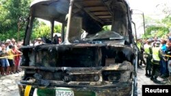Pamje të autobusit të djegur në Kolumbi 