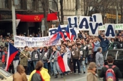 Одна з численних студентських акцій із вимогами до парламенту Чехословаччини обрати на посаду президента Вацлава Гавела, Прага, Вацлавська площа, 17 грудня 1989 року