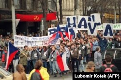 Одна з численних студентських акцій із вимогами до парламенту Чехословаччини обрати на посаду президента Вацлава Гавела, Прага, Вацлавська площа, 17 грудня 1989 року