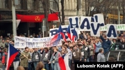 ვაცლავ ჰაველის მხარდამჭერი მსვლელობა პრაღაში, ვაცლავის მოედანზე, 17 დეკემბერი, 1989 წელი