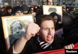 Участник антифашистского митинга с портретом Анастасии Бабуровой в Москве, Россия, 19 января 2013 года