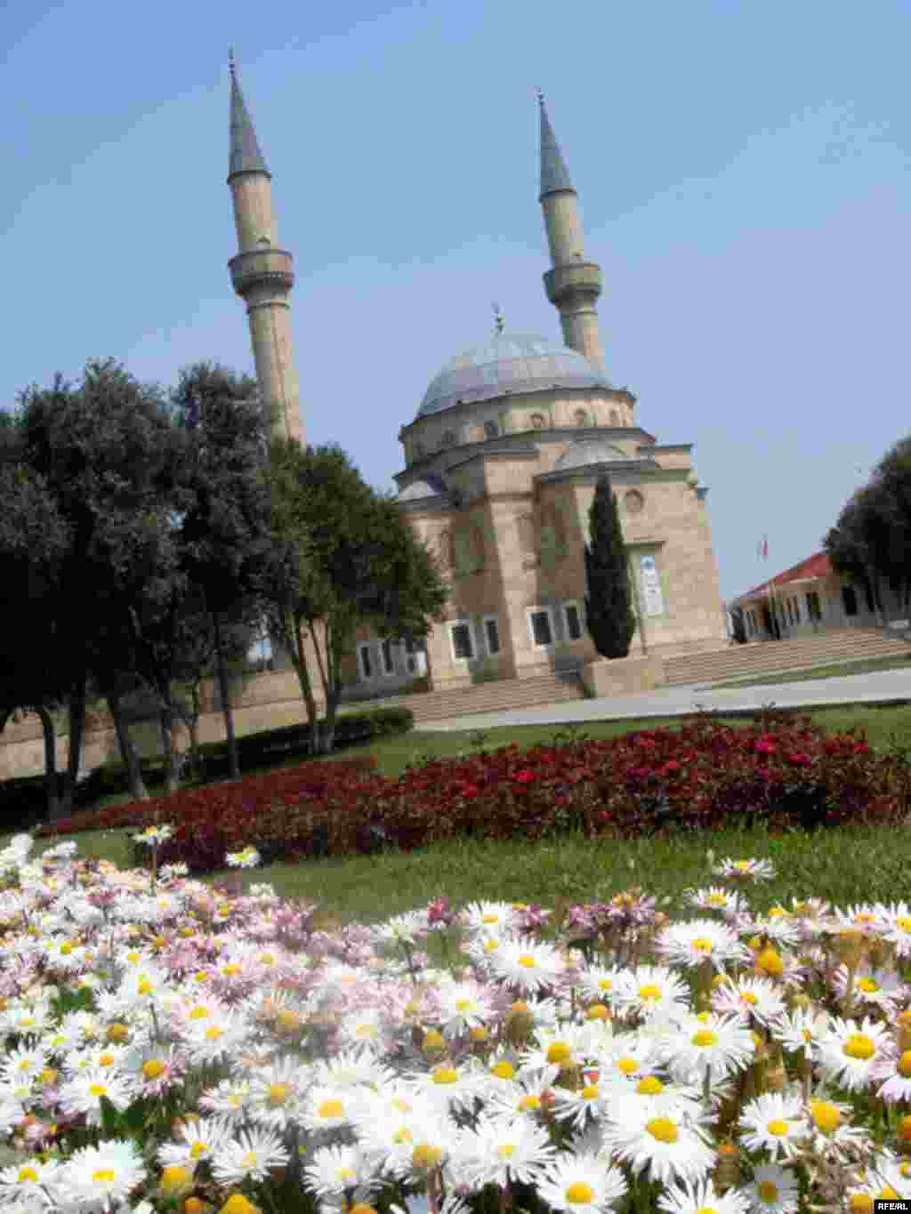 «Türk camisi» məscidi. 2009-cu ilin aprelin 26-dan təmirə dayanıb. 