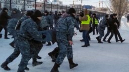 Разгон мирного шествия в казахстанской столице в День Независимости, 16 декабря 2019 года. Эта дата совпадает с 33-й годовщиной антисоветских демонстраций в Алма-Ате 1986 года и восьмой годовщиной подавления многомесячной забастовки нефтяников в городе Жанаозене в 2011 году. 