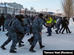 Полиция Тәуелсіздік күні саяси талаптармен наразылық шеруіне шыққан азаматтарды ұстап, әкетіп жатыр. Нұр-Сұлтан, 16 желтоқсан 2019 жыл.