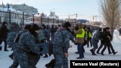 Нұр-Сұлтанда полиция Тәуелсіздік күні бейбіт акцияға шыққан адамдарды жаппай ұстап жатыр. 33 жыл бұрын Алматыда Мәскеудің шешіміне наразы қазақ жастарының шеруін, ал 8 жыл бұрын Жаңаөзенде еңбек талабын көтерген мұнайшылар ереуілін билік күшпен басқан. 16 желтоқсан 2019 жыл.