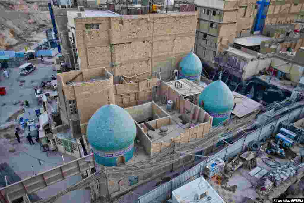 A mosque in the Shi&#39;ite-majority city of Najaf