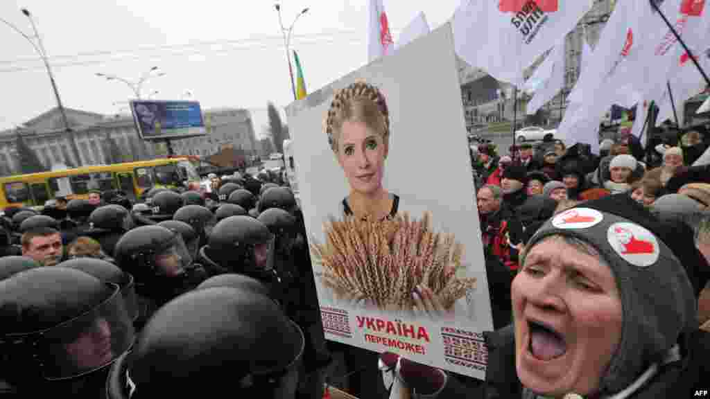 Ukrajina - Pristalice Julije Timošenko ispred zgrade suda u Kijevu, 14.12.2011. Foto: AFP / Sergei Supinsky