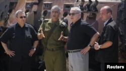 بنیامین نتانیاهو (نفر دوم از راست) و اهود باراک (نفر اول از چپ) از جکله مقاماتی هستند که دادگاهی در اسپانیا حکم جلب‌شان را صادر کرده است