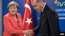 Angela Merkel və Erdoğan arasında "açıq və kəskin" söhbət olub