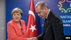 Angela Merkel i Redžep Tajip Erdogan tokom susreta na UN humanitarnom summit u Istanbul, 23. maja, 2016.